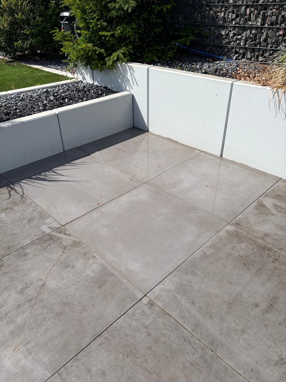 Terrasse mit Betonplatten – nachher