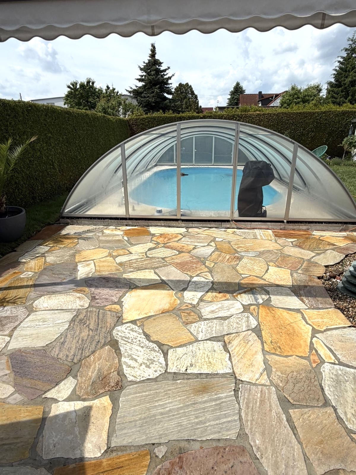 Natursteinterrasse am Pool – nachher